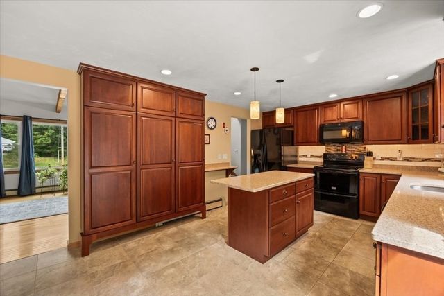 32 Maria Ln, Taunton, MA 02780