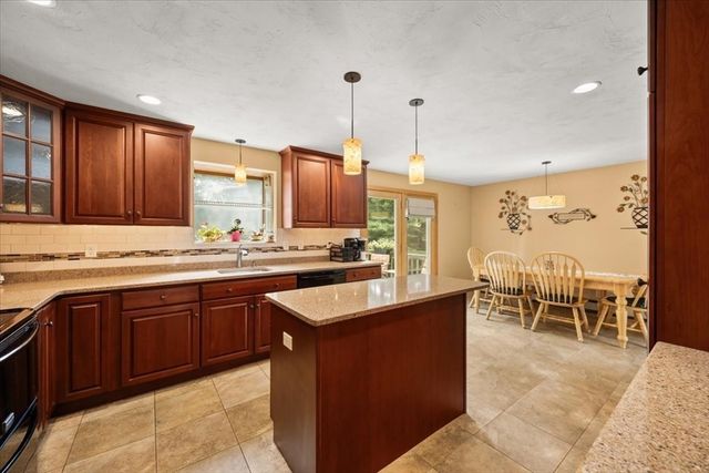32 Maria Ln, Taunton, MA 02780