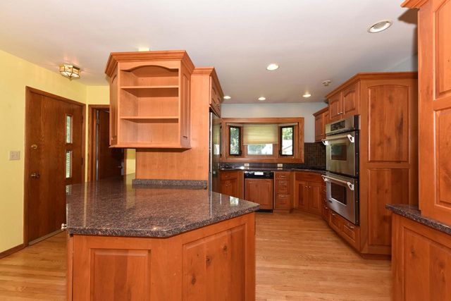 12810 W Meadow LANE, New Berlin, WI 53151