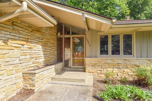 12810 W Meadow LANE, New Berlin, WI 53151