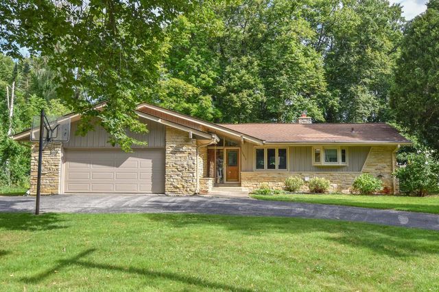 12810 W Meadow LANE, New Berlin, WI 53151