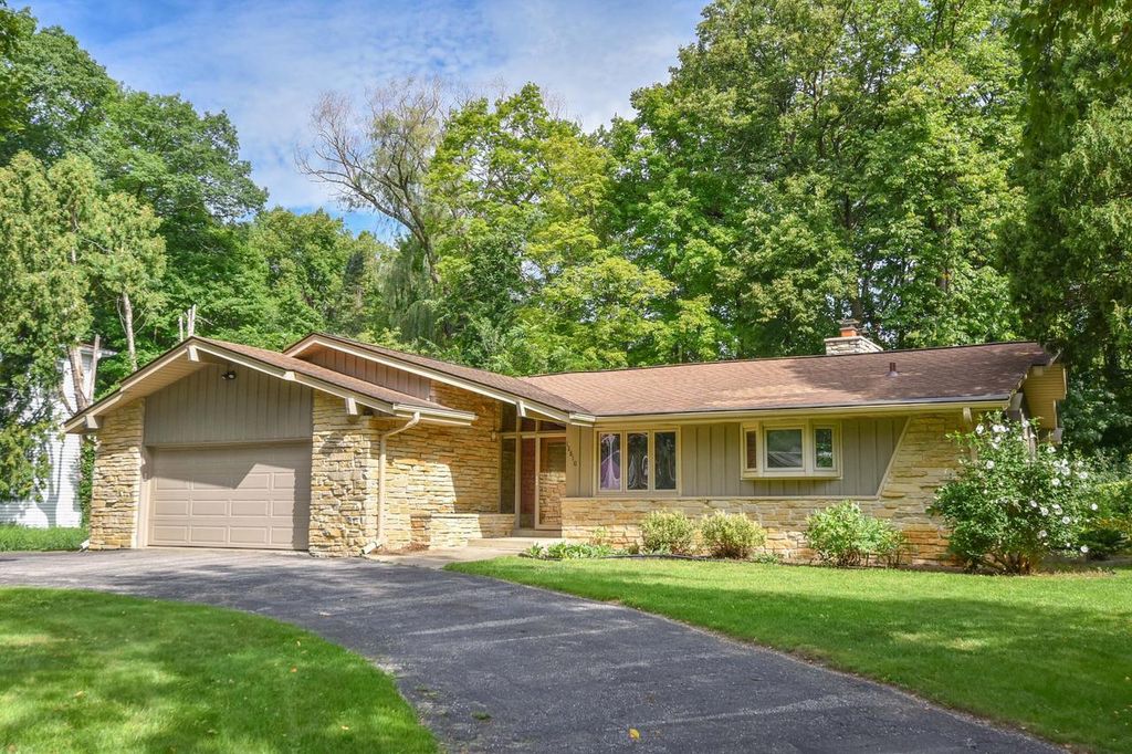 12810 W Meadow LANE, New Berlin, WI 53151