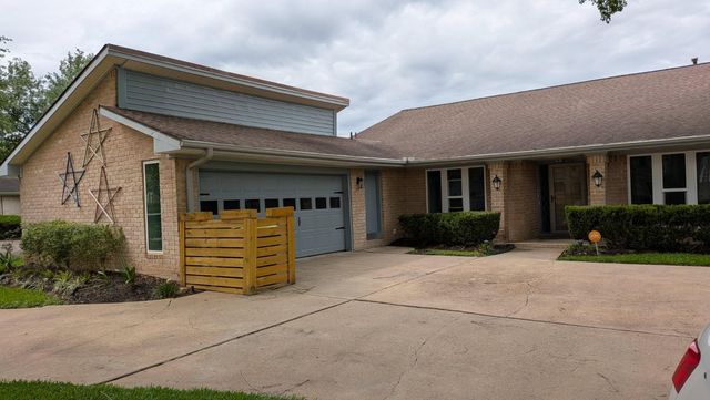 2106 Glenn Lakes Lane, Missouri City, TX 77459