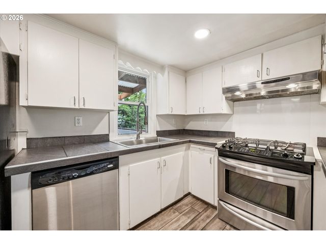 6111 Ne VERA St, Portland, OR 97213