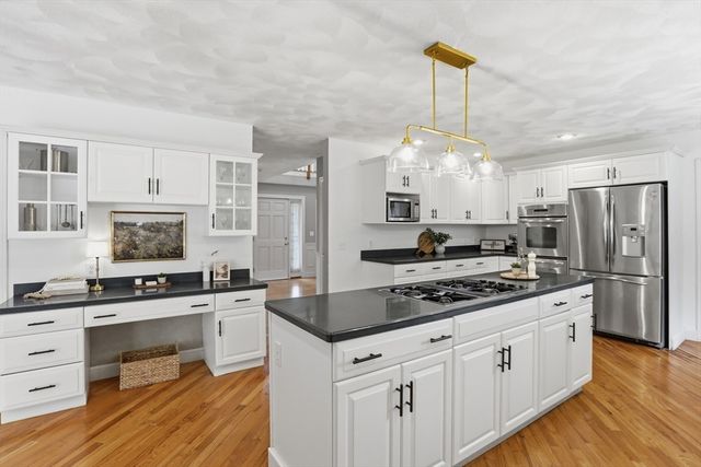 4 Farnham Circle, Andover, MA 01810