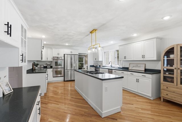 4 Farnham Circle, Andover, MA 01810