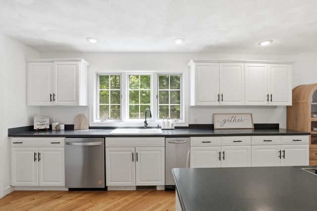 4 Farnham Circle, Andover, MA 01810