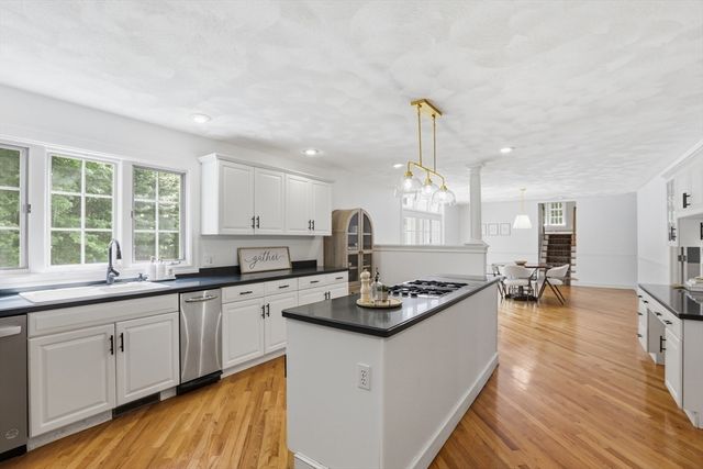 4 Farnham Circle, Andover, MA 01810