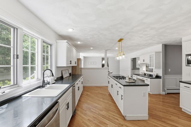 4 Farnham Circle, Andover, MA 01810