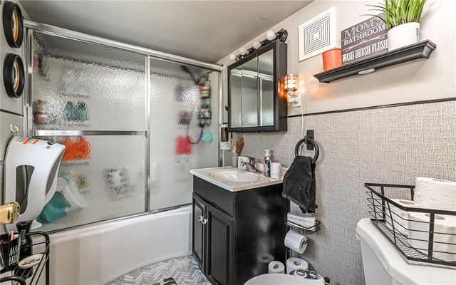 2201 Harbor, Spring Hill, PA 15212