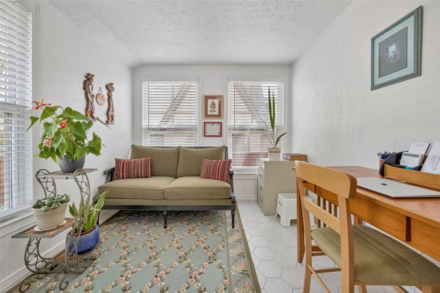 1114 Valencia Street, Dallas, TX 75223