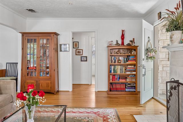 1114 Valencia Street, Dallas, TX 75223