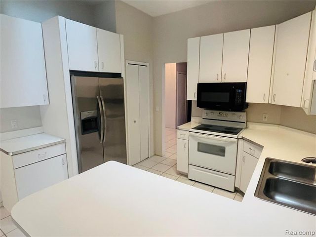 7355 Sherwood Creek, West Bloomfield, MI 48322