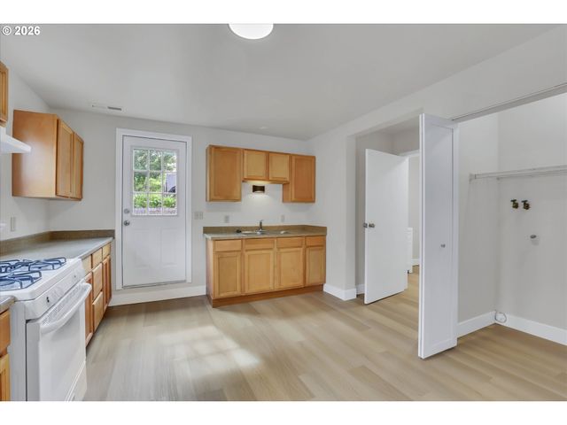 2037 Se 41ST Ave, Portland, OR 97214