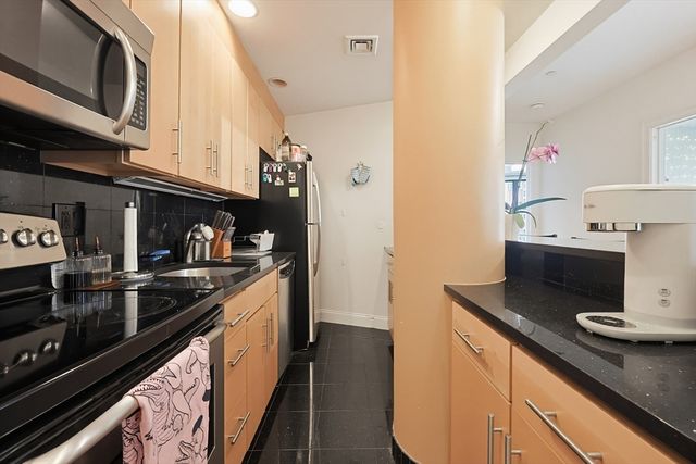 42 Beach St 6B, Boston, MA 02111