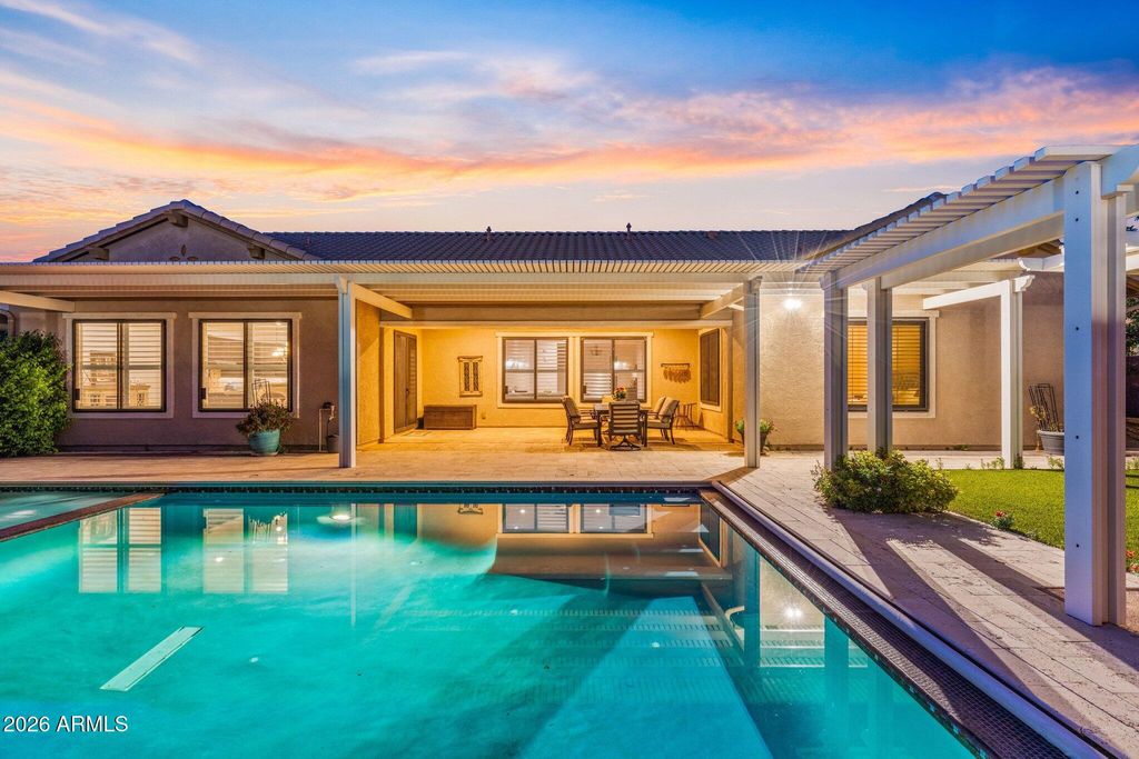 Image 2 of property listing at 2845 E RED OAK Street, Gilbert, AZ 85297