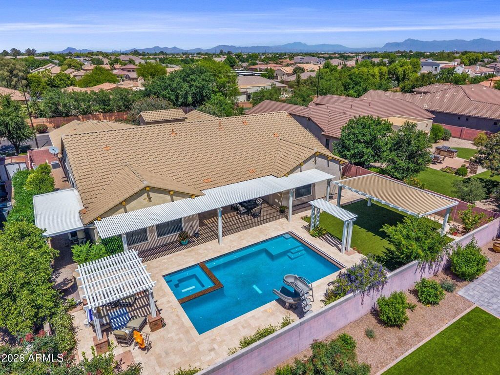 Image 3 of property listing at 2845 E RED OAK Street, Gilbert, AZ 85297