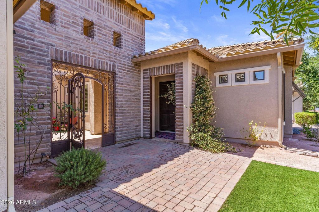 Image 4 of property listing at 2845 E RED OAK Street, Gilbert, AZ 85297