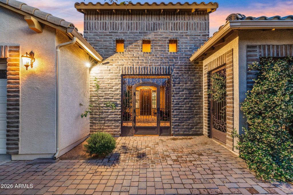 Image 5 of property listing at 2845 E RED OAK Street, Gilbert, AZ 85297
