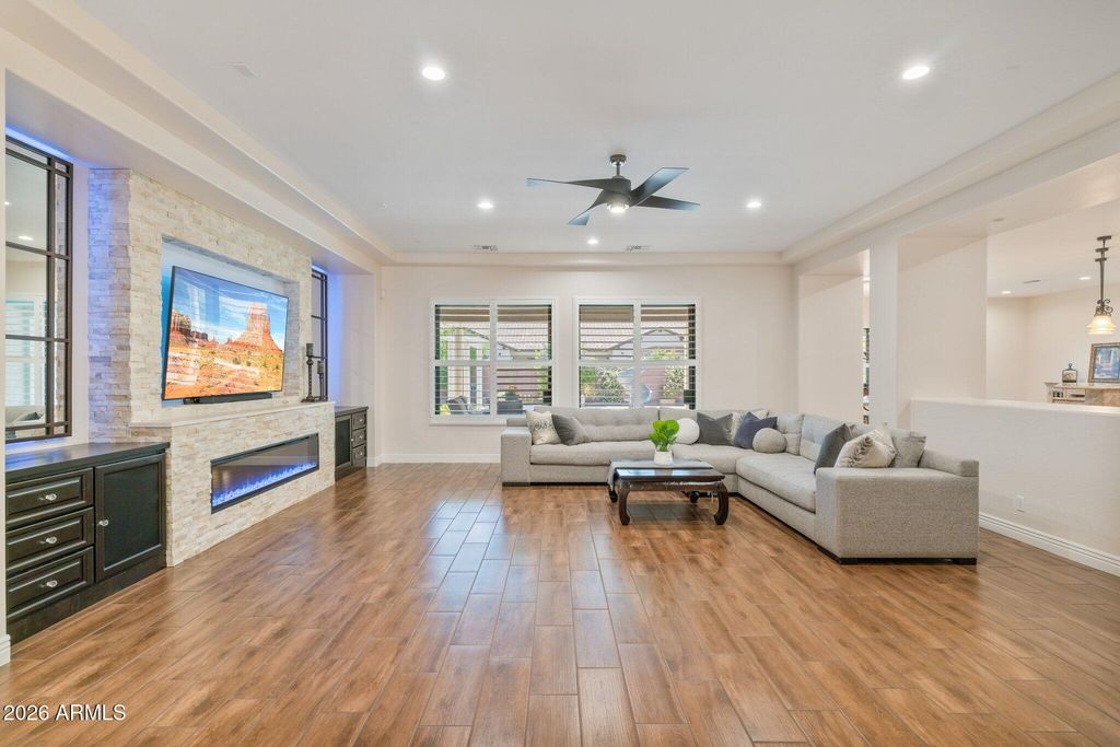Image 9 of property listing at 2845 E RED OAK Street, Gilbert, AZ 85297