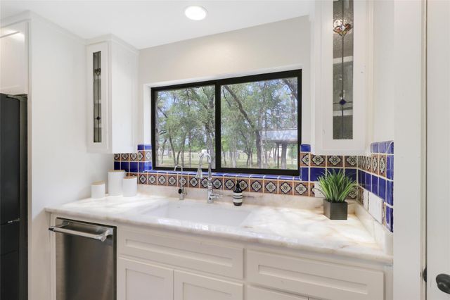 4 Valley View CIR, Leander, TX 78641