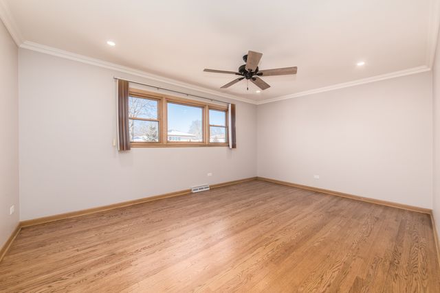 8332 N Knight Avenue, Niles, IL 60714