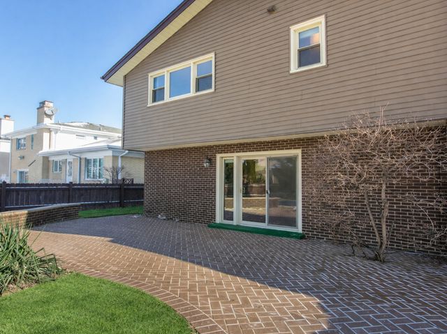 8332 N Knight Avenue, Niles, IL 60714