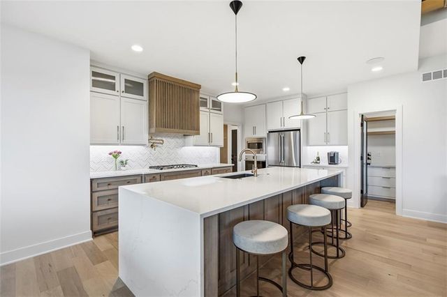 10675 W 142nd Terrace, Overland Park, KS 66221