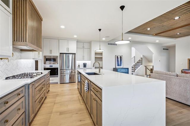 10675 W 142nd Terrace, Overland Park, KS 66221