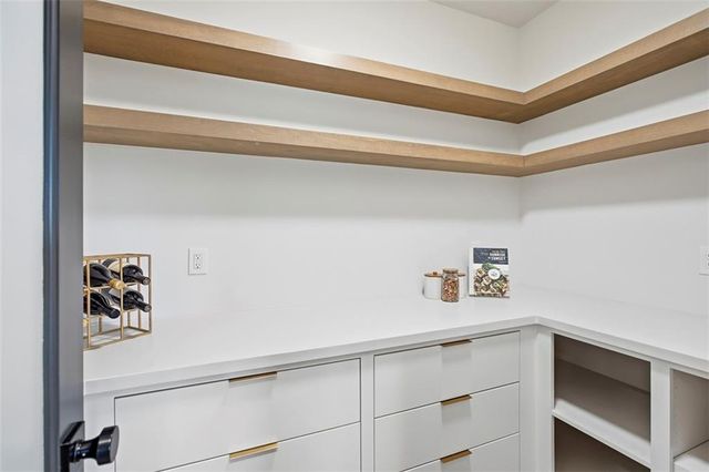 10675 W 142nd Terrace, Overland Park, KS 66221