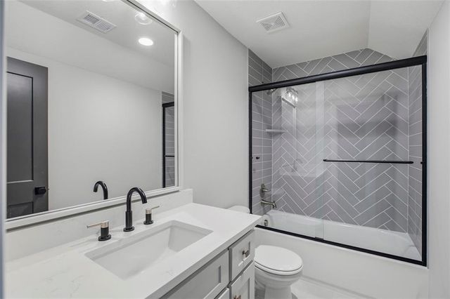 10675 W 142nd Terrace, Overland Park, KS 66221
