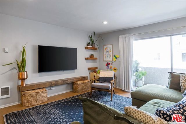 12955 Riverside Drive 203, Sherman Oaks, CA 91423