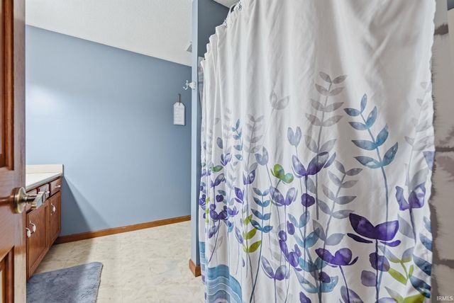 5323 Finch Lane, Fort Wayne, IN 46818