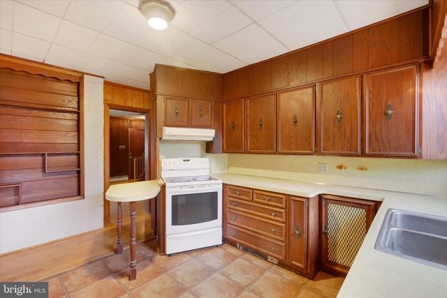 5020 SUNSET DR, Harrisburg, PA 17112