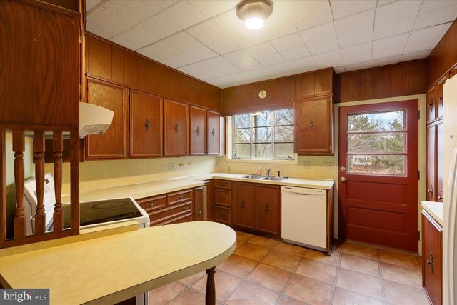 5020 SUNSET DR, Harrisburg, PA 17112