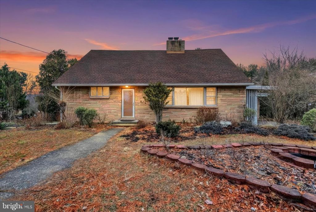 5020 SUNSET DR, Harrisburg, PA 17112