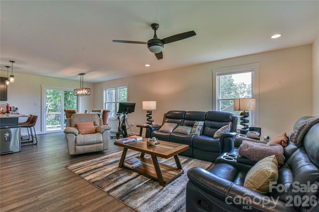 33 Ben Lippen Road, Asheville, NC 28806