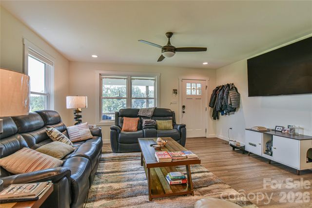 33 Ben Lippen Road, Asheville, NC 28806