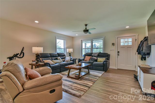 33 Ben Lippen Road, Asheville, NC 28806