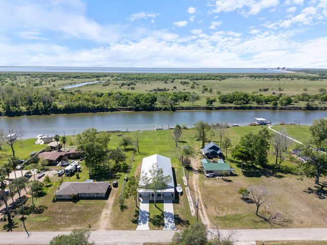 174 County Road 243, Bay City, TX 77414