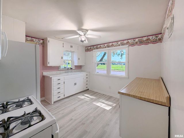 723 E FAIROAKS Avenue, Peoria, IL 61603