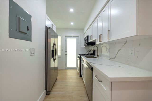 809 NE 17th Ave 4, Fort Lauderdale, FL 33304