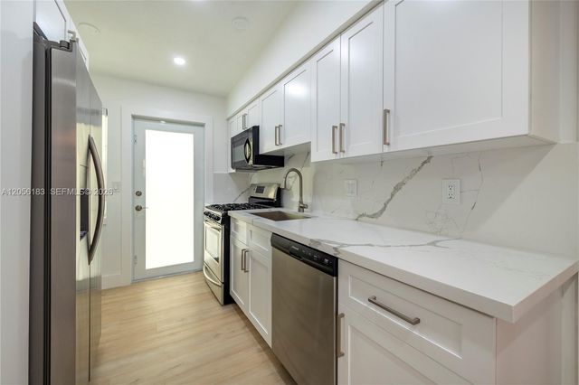 809 NE 17th Ave 4, Fort Lauderdale, FL 33304