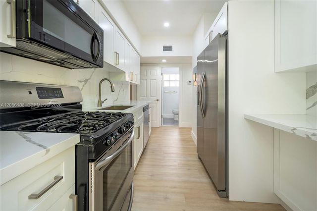 809 NE 17th Ave 4, Fort Lauderdale, FL 33304