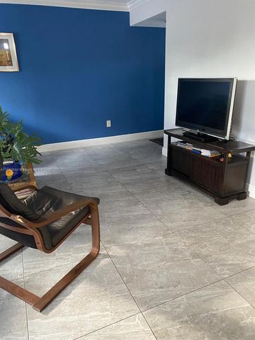 10454 NW 5th Ter 4-30, Miami, FL 33172