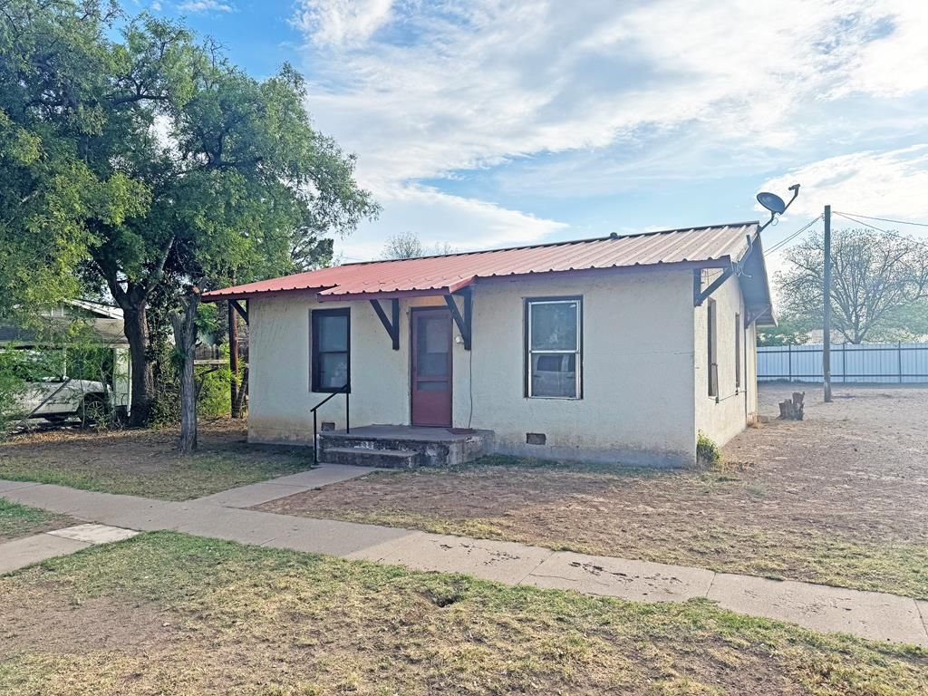 204 N Garnet Ave, Alpine, TX 79830
