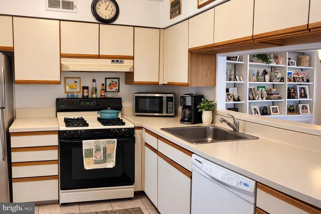 5814-B ADELAIDE DR, Mount Laurel, NJ 08054