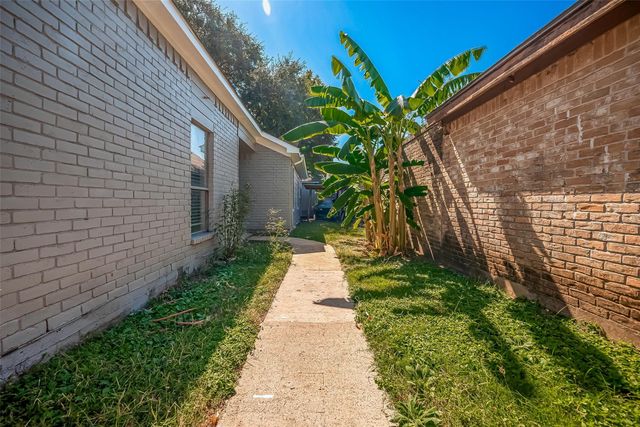 6363 Ivyknoll Drive Drive, Houston, TX 77035