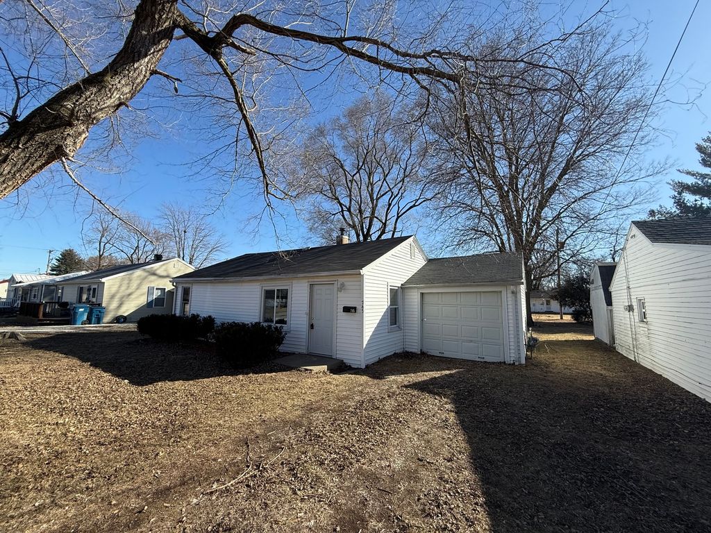 745 E Oak Street, Watseka, IL 60970