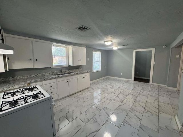 1317 NW Lincoln Ave, Lawton, OK 73507